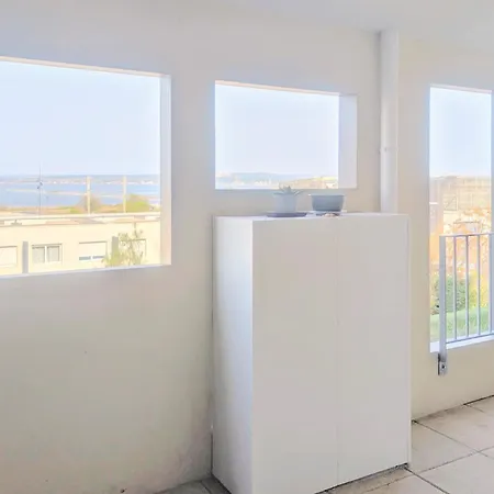 Spacious 2-bedroom With Panoramic Lagoon View, Terrace & Nearby Sète
