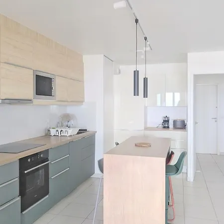 Spacious 2-bedroom With Panoramic Lagoon View, Terrace & Nearby Appartement *