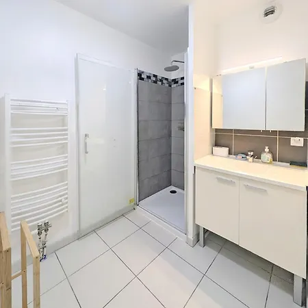 Spacious 2-bedroom With Panoramic Lagoon View, Terrace & Nearby